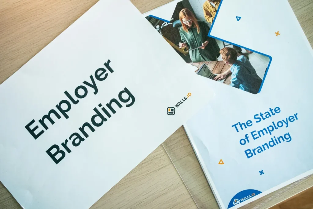 Materi branding dan pemasaran di atas meja kantor sebagai ilustrasi strategi exposure bisnis
